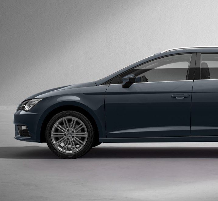 SEAT Leon Estate - Side view of the front of the car