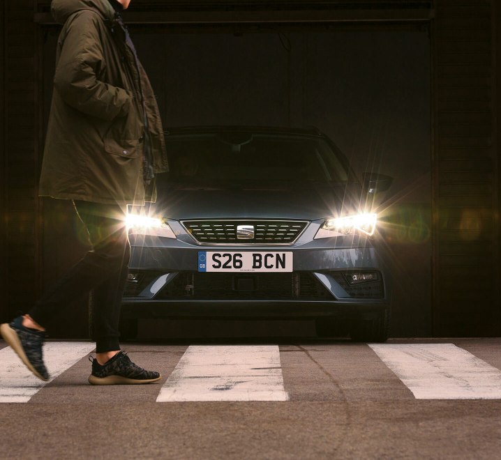 SEAT Leon Estate - LED headlight showing person crossing the road