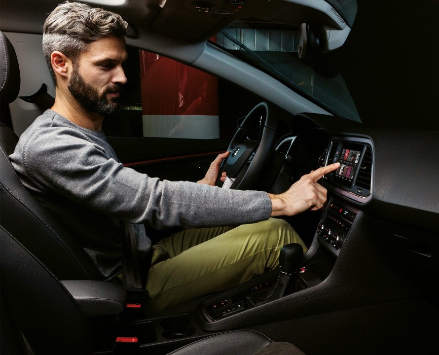 SEAT Leon Estate - Man using the entertainment system