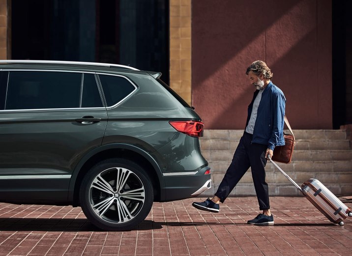 SEAT Tarraco - Man opening boot with his foot